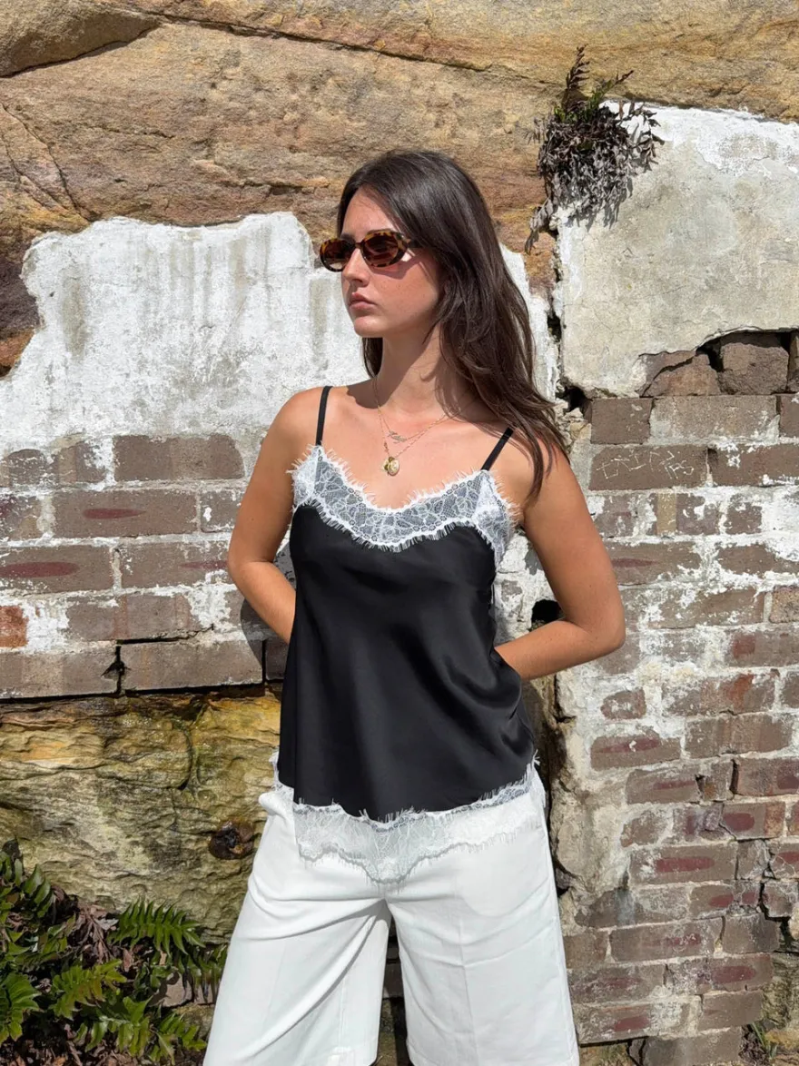 Design By Si Daniana satintop med blonder - Sort Sale