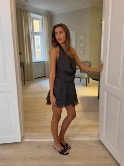 Design By Si Denaya kjole med flæser og åben ryg - Mørkegrå Online