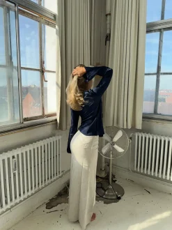 Design By Si Denisi satin bluse - Navy Online