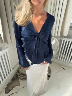Design By Si Denisi satin bluse - Navy Online