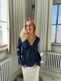 Design By Si Denisi satin bluse - Navy Online