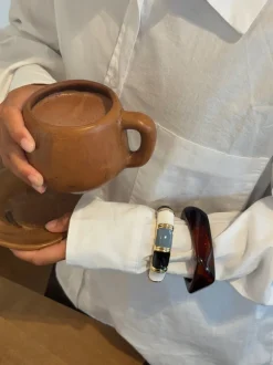 Design By Si Ebony armbånd med striber - Sort/blågrå/hvid/guld Discount