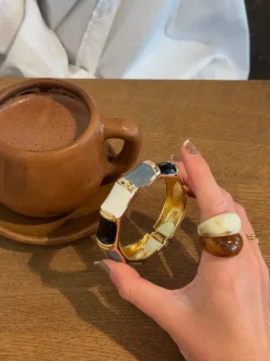 Design By Si Ebony armbånd med striber - Sort/blågrå/hvid/guld Discount