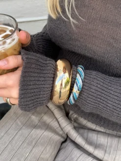 Design By Si Eivora armbånd med striber - Blå nuancer/guld New