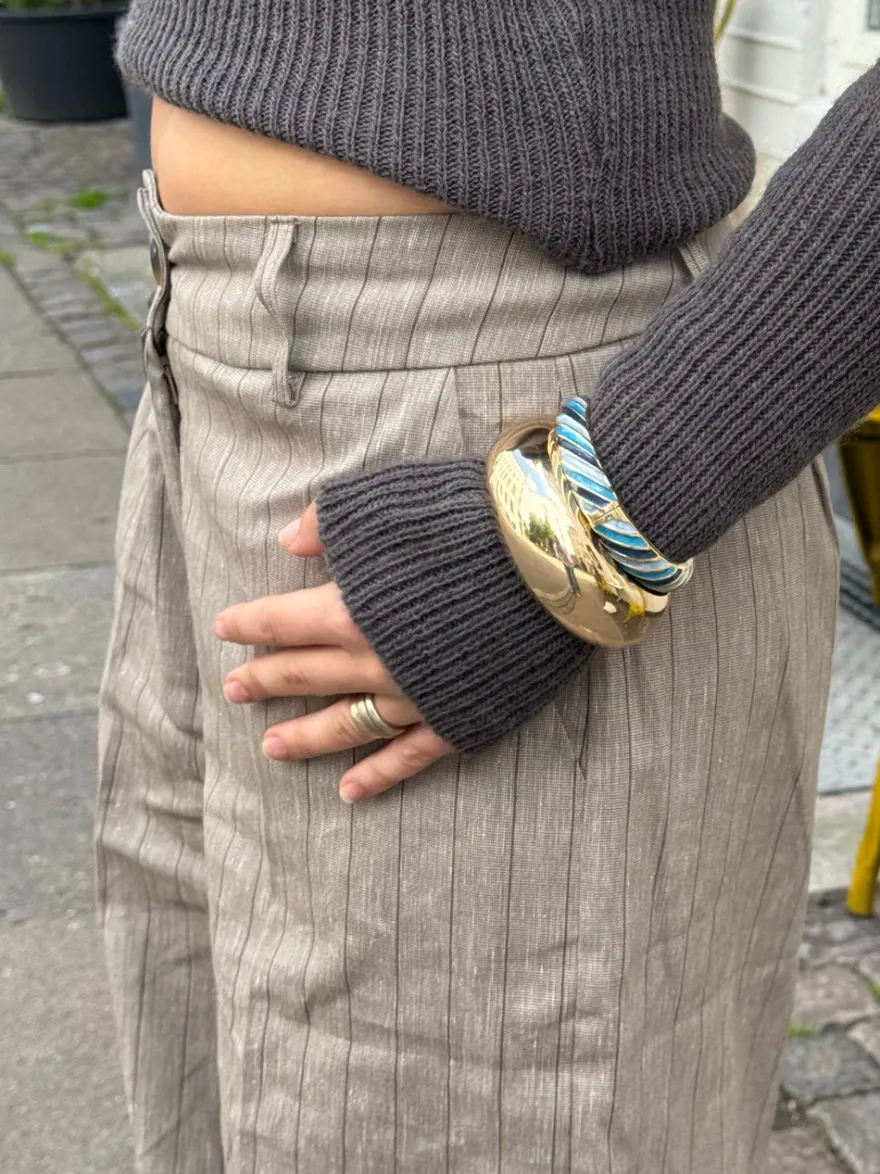 Design By Si Eivora armbånd med striber - Blå nuancer/guld New