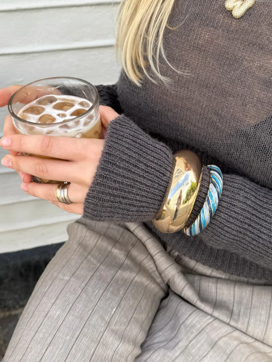 Design By Si Eivora armbånd med striber - Blå nuancer/guld New