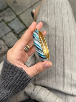 Design By Si Eivora armbånd med striber - Blå nuancer/guld New