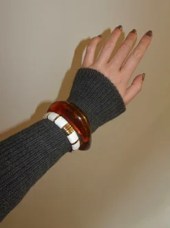 Design By Si Eivora armbånd med striber - hvid/guld Outlet