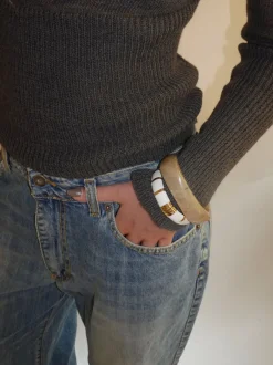 Design By Si Eivora armbånd med striber - hvid/guld Outlet