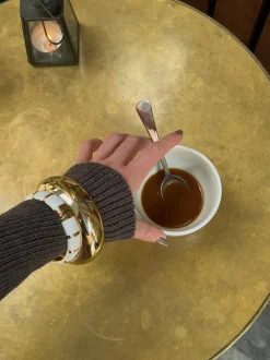 Design By Si Eivora armbånd med striber - hvid/guld Outlet