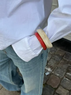 Design By Si Eivora armbånd med striber - Rød/guld Sale