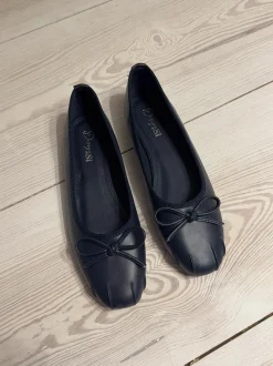 Design By Si Eline ballerinaer med detaljer - Mørk Navy Online