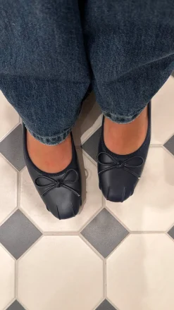 Design By Si Eline ballerinaer med detaljer - Mørk Navy Online