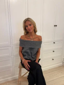 Design By Si Elinor off shoulder strikvest - Grå