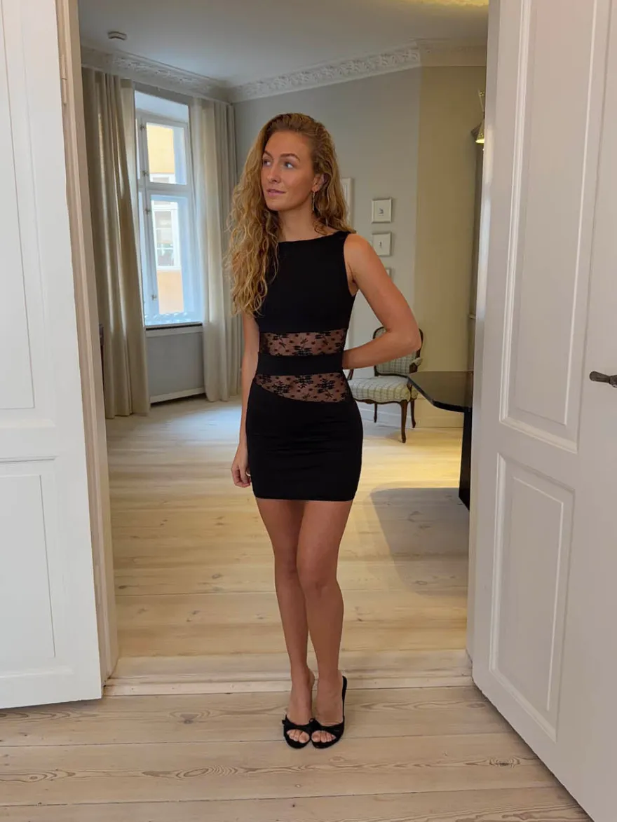 Design By Si Ellatia kjole med blonder - Sort Hot