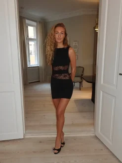 Design By Si Ellatia kjole med blonder - Sort Hot
