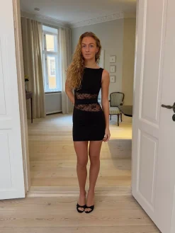 Design By Si Ellatia kjole med blonder - Sort Hot