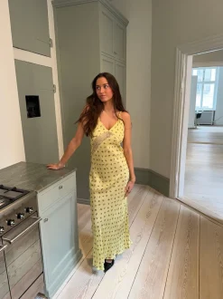 Design By Si Emily maxikjole med blomster - Gul Sale