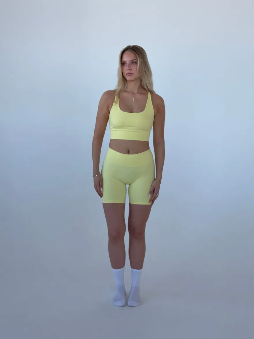 Design By Si Essential shorts - Butter Hot