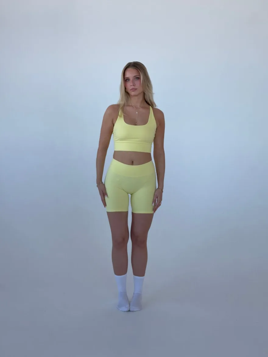 Design By Si Essential shorts - Butter Hot