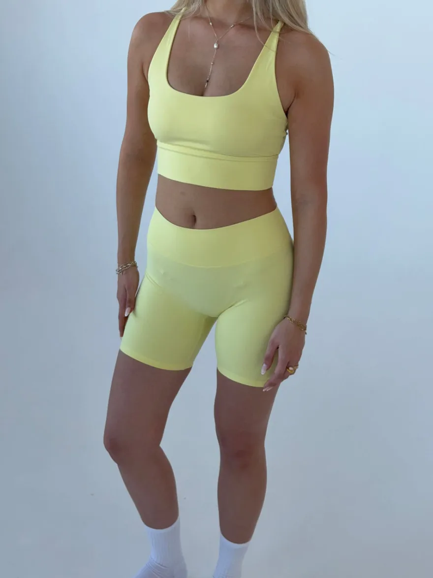 Design By Si Essential shorts - Butter Hot