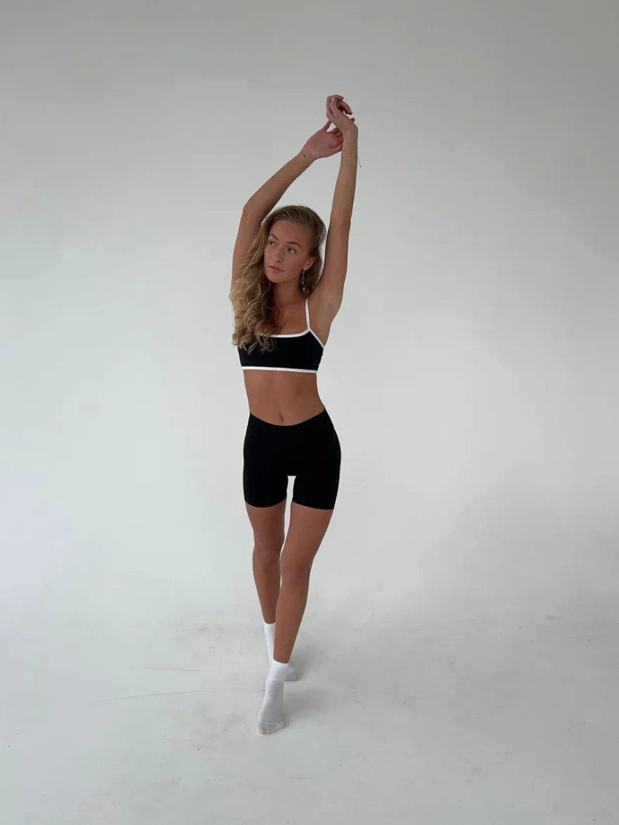 Design By Si Essential shorts - Jet Black Discount