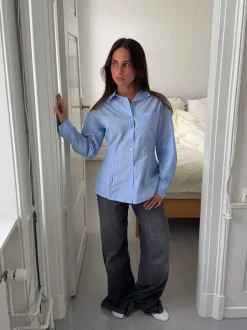 Design By Si Estelle stribet skjorte med åben ryg - Blå/hvid Clearance