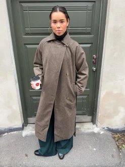 Design By Si Esther frakke med bælte - Brunlig grå Clearance