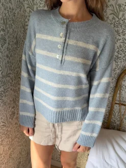 Design By Si Evelisse striktrøje med knapper - Lyseblå/hvid Outlet