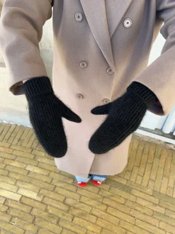 Design By Si Fluffy handsker - Sort Hot