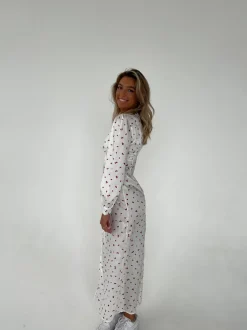 Design By Si Frederikke satinkjole med røde blomster - Hvid Online