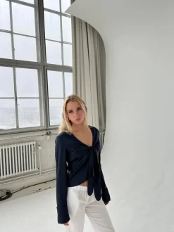 Design By Si Freja satinbluse - Mørk navy Outlet