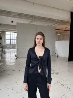 Design By Si Freja satinbluse - Mørk navy Outlet