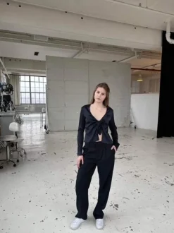 Design By Si Freja satinbluse - Mørk navy Outlet