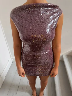 Design By Si Gabriella kjole med pallietter - Lilla Clearance