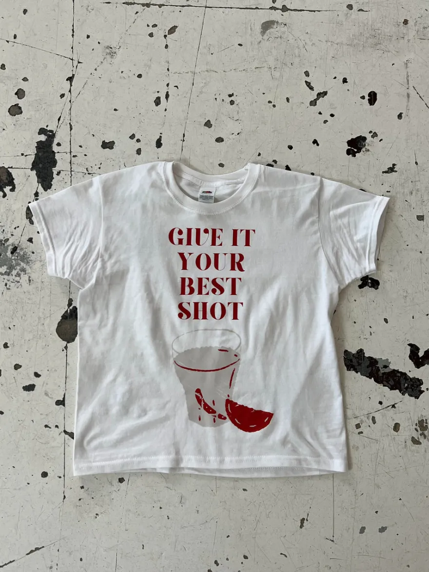 Design By Si Give it your best shot baby tee - Hvid Discount