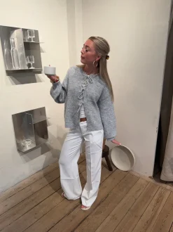 Design By Si Gunilla strikket cardigan med bindedetaljer - Lys grå New