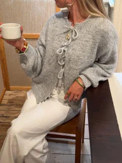 Design By Si Gunilla strikket cardigan med bindedetaljer - Lys grå New