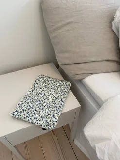Design By Si Honey computer sleeve - Hvid med blå blomster Best