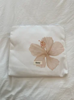 Design By Si Honey computer sleeve - Hvid med beige blomst Hot