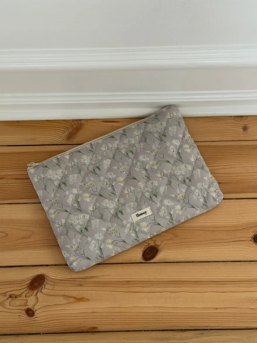 Design By Si Honey computersleeve med blomster - Beige Online
