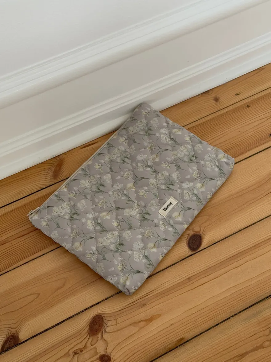 Design By Si Honey computersleeve med blomster - Beige Online
