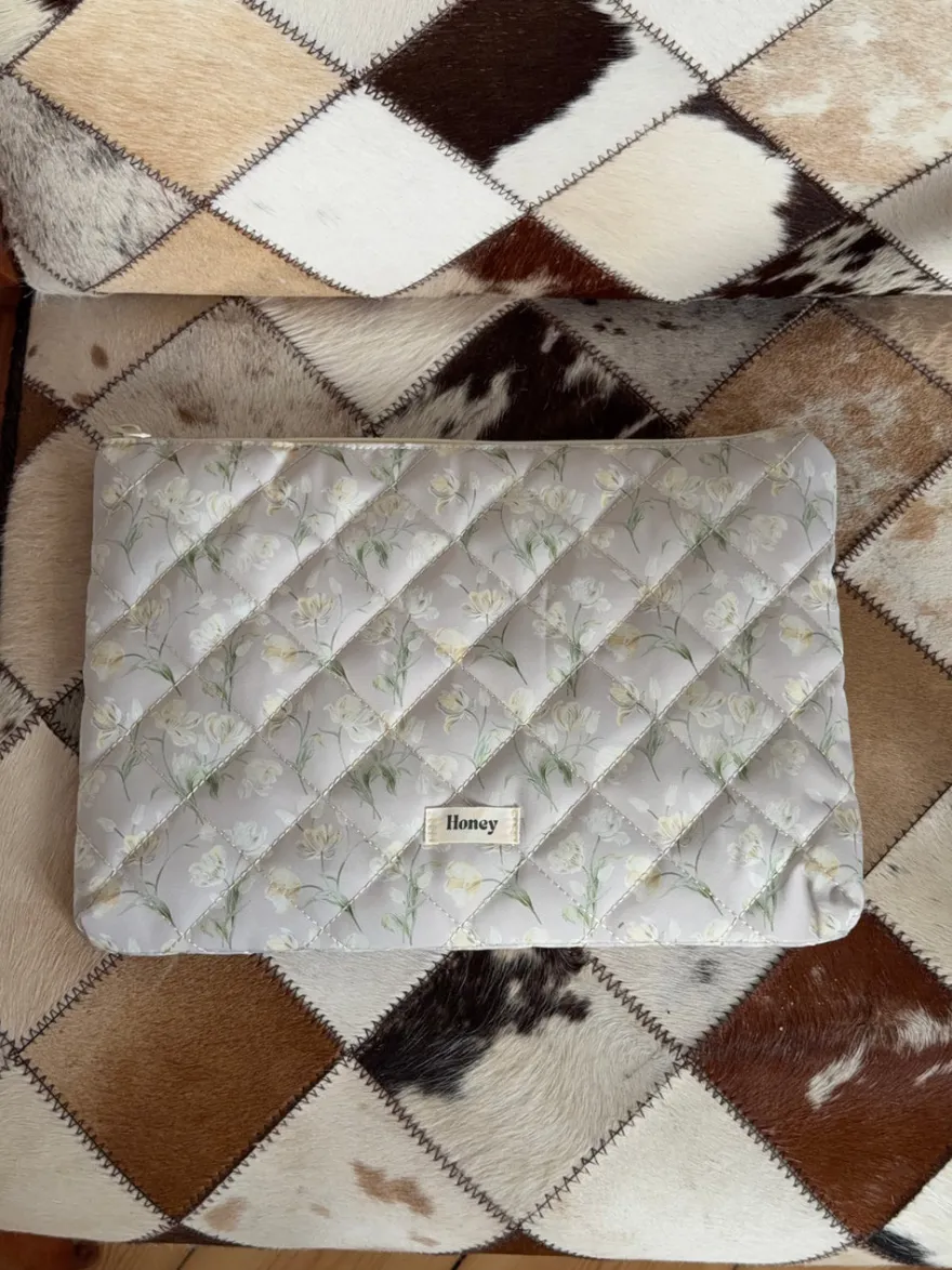 Design By Si Honey computersleeve med blomster - Beige Online