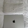 Design By Si Honey computer sleeve - Off white med små lyserøde blomster Outlet