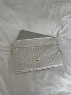 Design By Si Honey computer sleeve - Off white med små lyserøde blomster Outlet