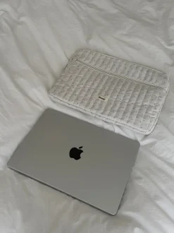 Design By Si Honey computer sleeve - Off white med små lyserøde blomster Outlet
