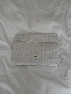 Design By Si Honey computer sleeve - Off white med små lyserøde blomster Outlet
