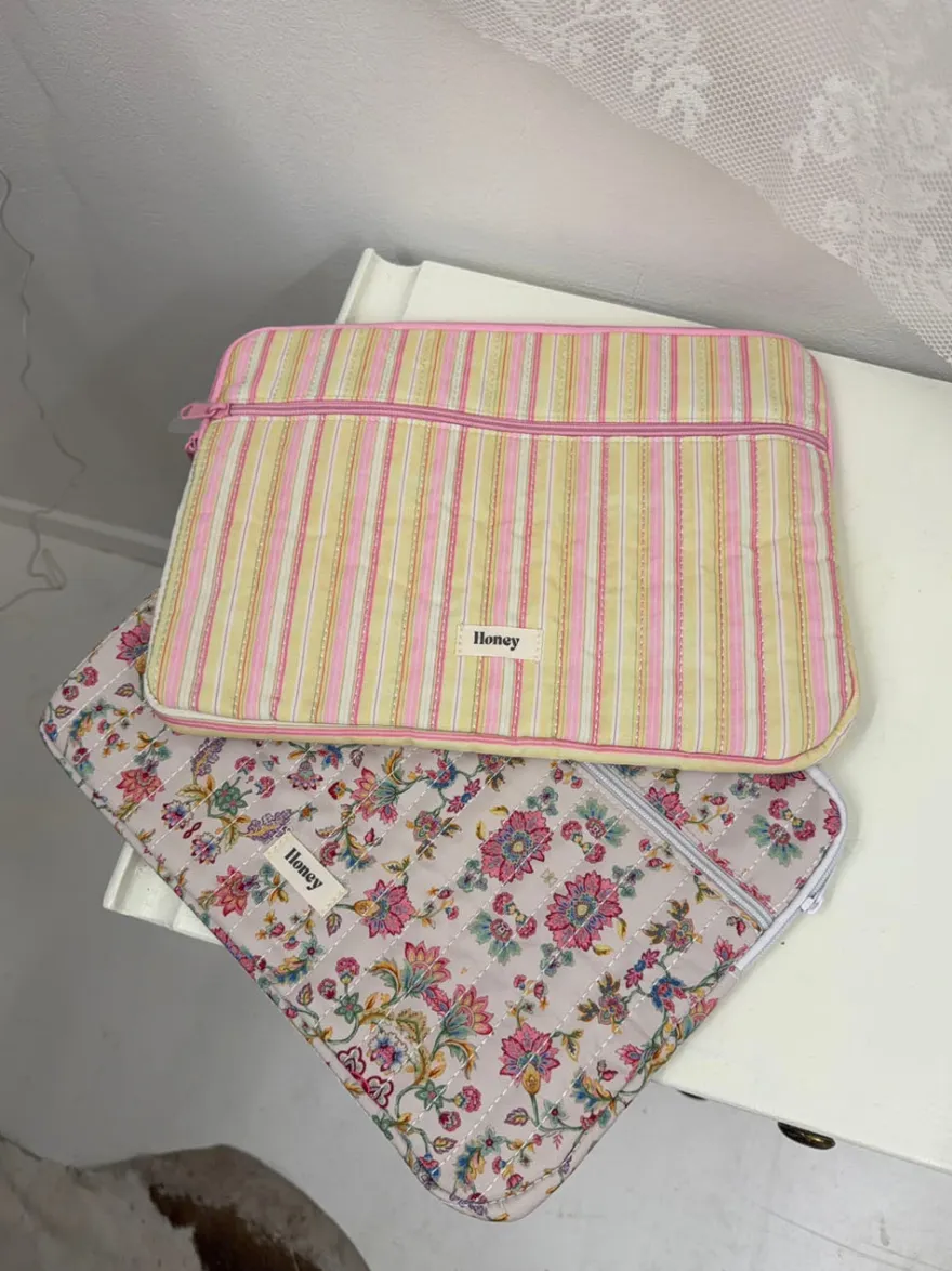 Design By Si Honey computer sleeve - Off white med blomster