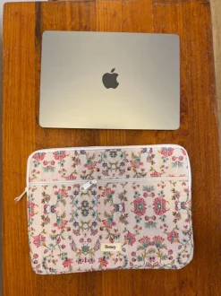 Design By Si Honey computer sleeve - Off white med blomster