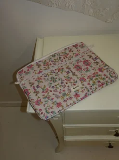 Design By Si Honey computer sleeve - Off white med blomster